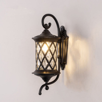 Appliques murales solaires antiques de style européen Lampes d'intérieur montées à l'extérieur Lanterne murale imperméable à l'eau pour jardin de villa