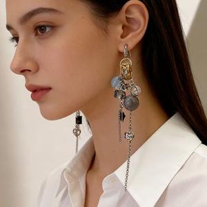 Boucles d'oreilles vintage en alliage plaqué argent antique pour femme, bijoux de fête avec breloque cœur et design à pompon - Product Image 1