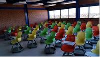 Chaise d'étudiant ergonomique contemporaine en plastique écologique pour l'université et l'école, avec tablette réglable en hauteur et roulettes