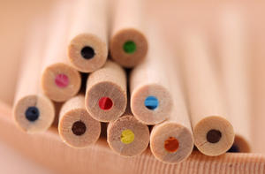 Set Hadiah Kustom Promosi Rautan Bening Tutup Pensil Gambar Kayu Alam Pensil Berwarna dengan Tabung Kardus - Product Image 3