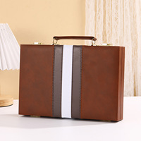 Ensemble de Backgammon Premium en Cuir PU Vintage Marron avec Mallette, Plateau de Jeu, Dames en Résine et Gobelets à Dés – Idéal pour Soirées en Famille, Voyages et Cadeaux