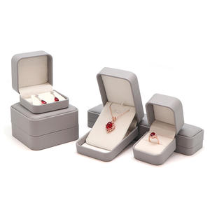 Boîte d'emballage de bijoux carrée simple et élégante en cuir PU personnalisée Everwin avec logo du client et doublure en coton - Product Image 2