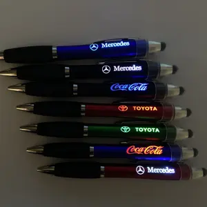 ปากกาสไตลัสหน้าจอสัมผัสแบบนุ่มมีไฟ LED ปากกาลูกลื่น LED สีดำสีน้ำเงินพร้อมโลโก้ที่กำหนดเอง