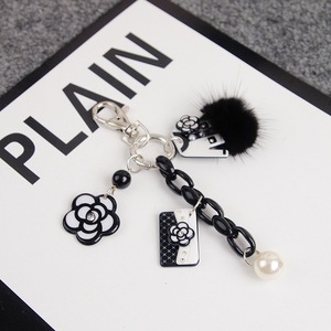 Porte-clés élégant camélia noir et blanc, breloque de sac classique avec perles et chaîne, <span class=keywords><strong>pompon</strong></span> en fausse fourrure, cadeau pour femme - Product Image 5