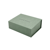 Boîte à outils rigide écologique vert sauge avec inserts en EVA et fermeture magnétique pour l'emballage d'accessoires à vin et de coffrets cadeaux
