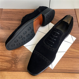 Zapatos formales de cuero para negocios, de diseño nuevo y hechos a medida. Zapatos Oxford de hombre con parte superior de cuero genuino y brocado de charol. - Product Image 1