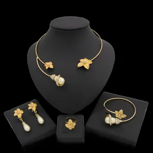 Set Perhiasan Aloi Modis Kerah Choker Terbuka Desain Bunga Unik Mutiara Batu Utama Berlian Imitasi Berlapis Emas untuk Wanita