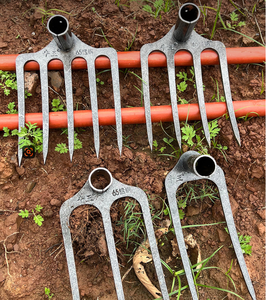 Râteau agricole multifonctionnel à cinq dents en acier au manganèse, outil robuste pour le déchaussement et le labourage du sol, adapté à l'excavation et au défrichement des terres - Product Image 2