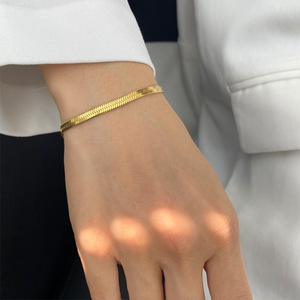 Aretas-pulsera minimalista de cadena de hueso de serpiente, acero inoxidable 316, chapado en oro de 18K, elegante - Product Image 2