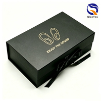Nouvelle boîte cadeau magnétique en carton rigide avec impression de logo en feuille d'or et fermeture à ruban, avec satin
