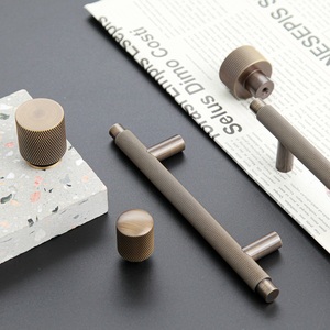 Poignée <span class=keywords><strong>de</strong></span> <span class=keywords><strong>meuble</strong></span> en laiton massif plaqué laiton antique Home Hardware Boutons <span class=keywords><strong>de</strong></span> moletage Grandes poignées <span class=keywords><strong>de</strong></span> porte - Product Image 6