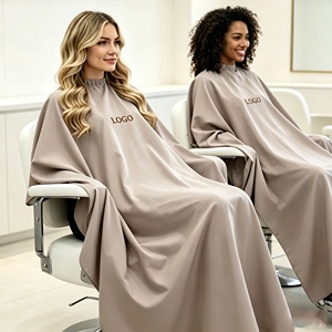 Mantella da Barbiere Marrone Latte con Logo Personalizzato, Bottoni Elastici e Collo Impermeabile per Parrucchieri - Product Image 1