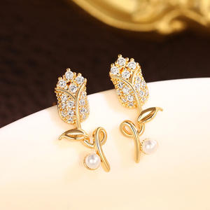 E3106 Orecchini a forma di fiore in oro con zirconi e perle finte per donna, regalo romantico di gioielleria - Product Image 5