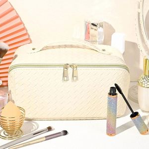 Sac de voyage multifonctionnel en PU imperméable avec fermeture éclair, personnalisable avec logo, idéal pour cosmétiques et accessoires de mode - Product Image 4