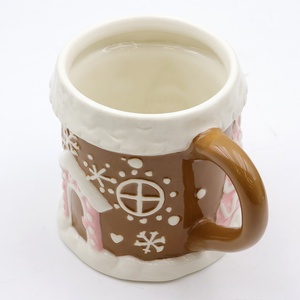 Tasse à café/chocolat chaud en céramique, motif maison de pain d'épices nostalgique en 3D, gaufrée, faite à la main, cadeau de Noël mignon et personnalisé - Product Image 5