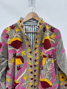 Chaqueta Étnica de Lujo con Bordado Suzani Indio, Chaqueta de Terciopelo Unisex para Primavera, Abrigo Boho Suzani para un Estilo Boho Elegante - Product Image 5