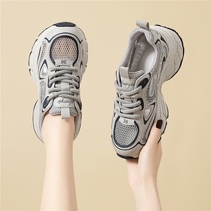 Baskets de sport décontractées pour femme Printemps/Été 2025 avec semelles épaisses blanches et maille respirante pour la randonnée - Product Image 3