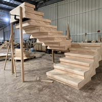 Rampe en verre empilé avec revêtement en bois massif pour escalier, design intérieur de villa