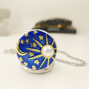 Reloj de Bolsillo Redondo Moderno y Exclusivo con Movimiento de Cuarzo, Mini Cronógrafo de Marca Privada con Diseño de Águila y Luna - Product Image 3