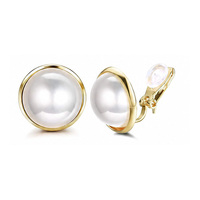 Anting-anting jepit mutiara imitasi bulat besar klasik warna emas berbingkai tanpa tindik perhiasan pengantin wanita untuk wanita dan gadis hadiah pesta.