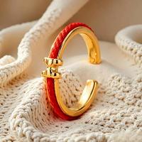 Bague en acier inoxydable en gros avec cordon rouge et croix, bague ajustable ouverte sertie de pierres pour femme, bijoux en stock