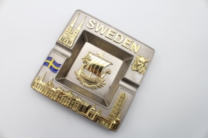 Cenicero <span class=keywords><strong>de</strong></span> Metal con Diseño <span class=keywords><strong>de</strong></span> Barco Vikingo y Edificio Urbano, Recuerdo Turístico <span class=keywords><strong>de</strong></span> <span class=keywords><strong>Suecia</strong></span>, Decoración para el Hogar, Bar o Escritorio, Regalo <span class=keywords><strong>de</strong></span> Viaje - Product Image 2