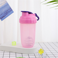 Bouteille shaker d'eau de sport avec logo en plastique pour l'extérieur et le fitness avec couvercle