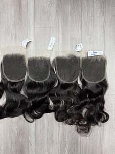 Perruque de cheveux humains bouclés pour <span class=keywords><strong>femme</strong></span>, avec closure frontale en dentelle suisse 13x4 pouces et 4x4 pouces, couleur noir naturel personnalisée - Product Image 1