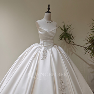 LY106 Magnifique robe de mariée longue en satin sans bretelles, ornée de paillettes, de volants, de dentelle et de fleurs en cristal pour femmes - Product Image 3
