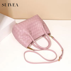 2024 nueva moda ligera de lujo de mano hecha a mano bolso de mujer nicho diamante entramado Simple versátil bolso de cubo de viaje - Product Image 2
