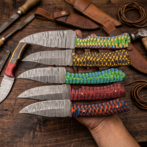 Cuchillo de hoja fija Drop Point de acero de Damasco forjado con mango de madera Pakka azul, personalizable para caza, camping y supervivencia, 3 años de garantía. - Product Image 1