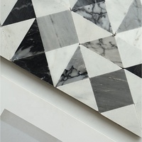 Murs extérieurs d'hôtel, style rustique, design poli brillant, noir et blanc naturel, mosaïque géométrique moderne en marbre.