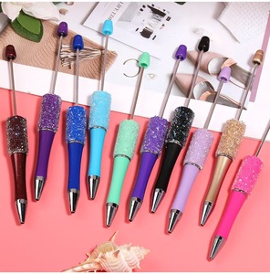 Nouveau style promotionnel : Stylo à bille en plastique <span class=keywords><strong>color</strong></span>é et scintillant avec breloque à perles DIY, personnalisable avec LOGO, idéal pour cadeaux, école et bureau - Product Image 1
