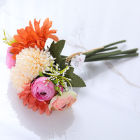 Nouveaux chrysanthèmes artificiels mélangés à des bouquets sculptés à la main pour la décoration de la maison, de mariages et de fêtes
