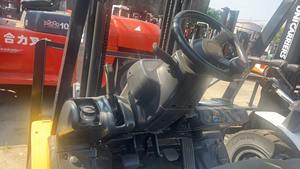 Montacargas Diésel Komatsu FD25 Usado de 2.5 Toneladas, Longitud de Horquilla de 3254 mm, Mástil de Tres Etapas, Operación con Asiento - Product Image 3