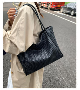 Bolso Bandolera Diario Minimalista de Piel Sintética Suave con Cierre de Cremallera y Broche, Forro de Seda, Gran Capacidad y Correa Desmontable - Product Image 2