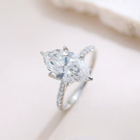 Anelli di fidanzamento da donna in oro bianco 18 carati con diamanti di laboratorio a taglio marquise, di grande caratura, stile prismatizzato, di lusso leggero.