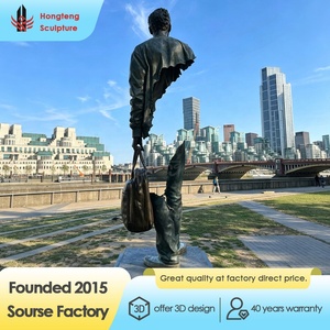 Sculpture de voyageur humain moderne en bronze gravée sur mesure, inspirée de <span class=keywords><strong>Marseille</strong></span>, figurine creuse, statue extérieure, art surréaliste perdu - Product Image 1