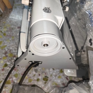 จักรเย็บผ้า JUKIS MH-380 อัตโนมัติความเร็วสูงแบบเตียงราบ เย็บด้วยเข็มคู่  พร้อมมอเตอร์หลัก  ความเร็ว 6000 ครั้ง/นาที  ความหนา 10 มม. สำหรับใช้ในบ้าน - Product Image 4
