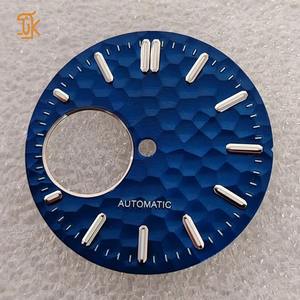 Esfera de reloj personalizada con acabado Perlage de 28.5mm para NH38, con ventana esqueletizada, índices 3D aplicados y textura de panal dorada, para NH34 - Product Image 5
