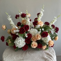 A-2013 Composition florale réaliste en soie artificielle vert et rouge bordeaux pour allée de mariage, décoration d'événements et de fêtes