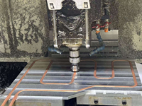 Plaque de refroidissement liquide en aluminium sur mesure OEM, tube en cuivre, plaque froide pour batterie de véhicule électrique / processeur de serveur / refroidisseur industriel, usinée CNC