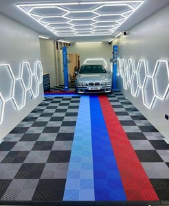 Piastrelle per Pavimenti in Vinile Antiscivolo Colorate con Logo Personalizzato PP/PVC Incastrabili per Garage Spessore 1,8 cm per Uso Interno Garanzia 5 Anni - Product Image 2