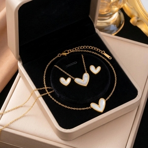 <span class=keywords><strong>Set</strong></span> di Gioielli Trendy in Acciaio Inossidabile 316L Placcato Oro 18K con Cuore in Madreperla Bianca per Donne, Collana e <span class=keywords><strong>Orecchini</strong></span> Impermeabili - Product Image 1