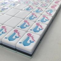 Nouveau jeu de table personnalisé, tuiles de mahjong américaines en acrylique gravées bleues, ensemble portable à quatre couches pour 4 joueurs, divertissement