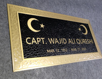 Plaque en laiton massif à large bordure dorée, bicolore vert foncé et noir, logo en relief, texte personnalisé, commémorative pour mur de villa privée