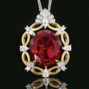 Collier pendentif vintage en cuivre plaqué or, design filigrané, avec zircon cubique rouge 18*20mm, idéal pour un anniversaire - Product Image 4