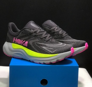 รองเท้าวิ่ง HOKAS Arahi 8 ตาข่ายระบายอากาศดี สีตัดกันอย่างมีสไตล์ เหมาะสำหรับการฝึกซ้อมและการแข่งขัน รองรับแรงกระแทกได้ดี เหมาะสำหรับการวิ่งจ๊อกกิ้งแบบช้าๆ และเล่นกีฬา - Product Image 3