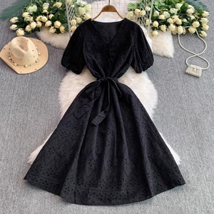 เดรสลำลองทรงเอวสูง แขนพอง แต่งลูกไม้ฉลุลายด้านหน้า คอวี ทรงโรมัน สำหรับผู้หญิง ใส่ได้ในช่วงฤดูร้อน ซักได้ - Product Image 3