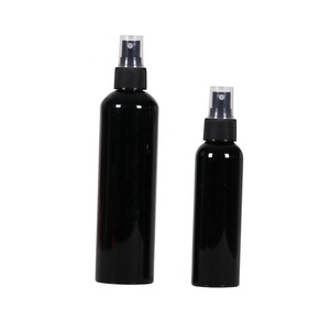 Flacone Spray Vuoto in PET Nero Lucido a Forma di Cilindro per Detergente Viso Industriale Ecologico, con Pompa Manuale per Nebulizzazione Fine - Product Image 1